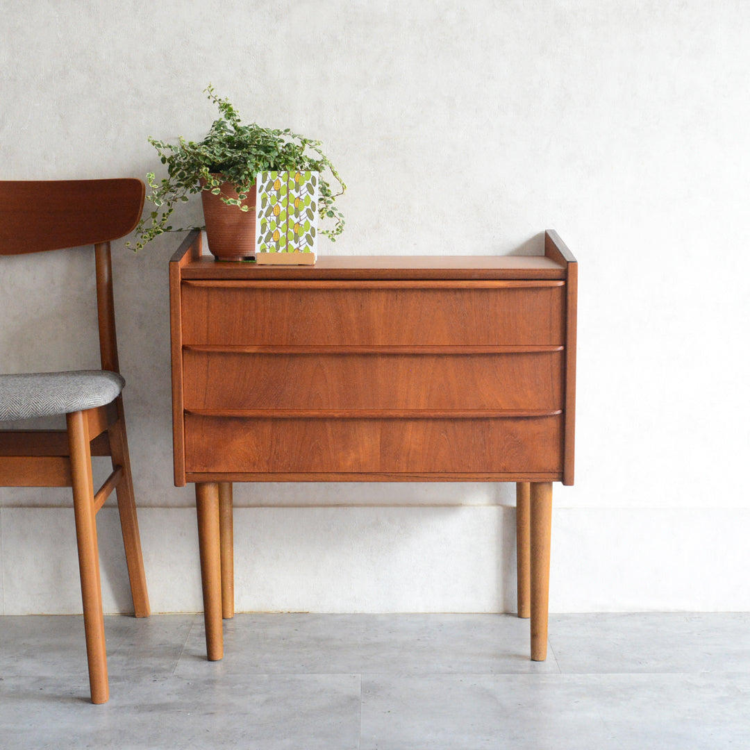 デンマークビンテージ三段チェスト