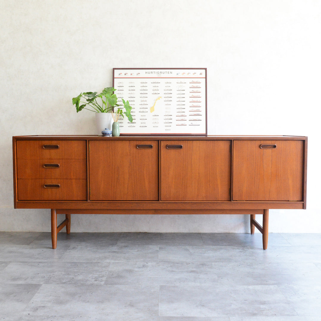 イギリス ヴィンテージ チーク サイドボード White&Newton