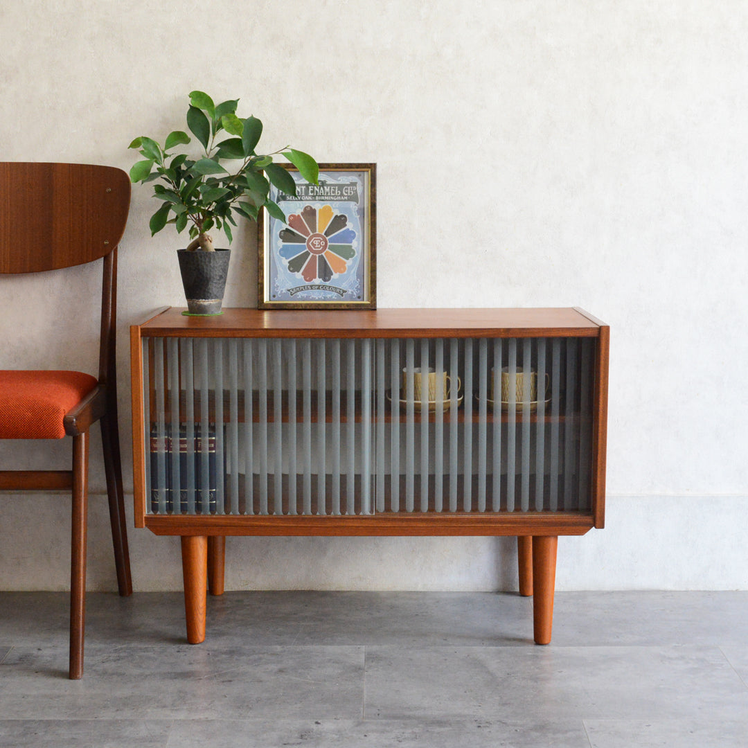 デンマーク ヴィンテージ チーク キャビネット6-77 (ストライプガラス戸付)