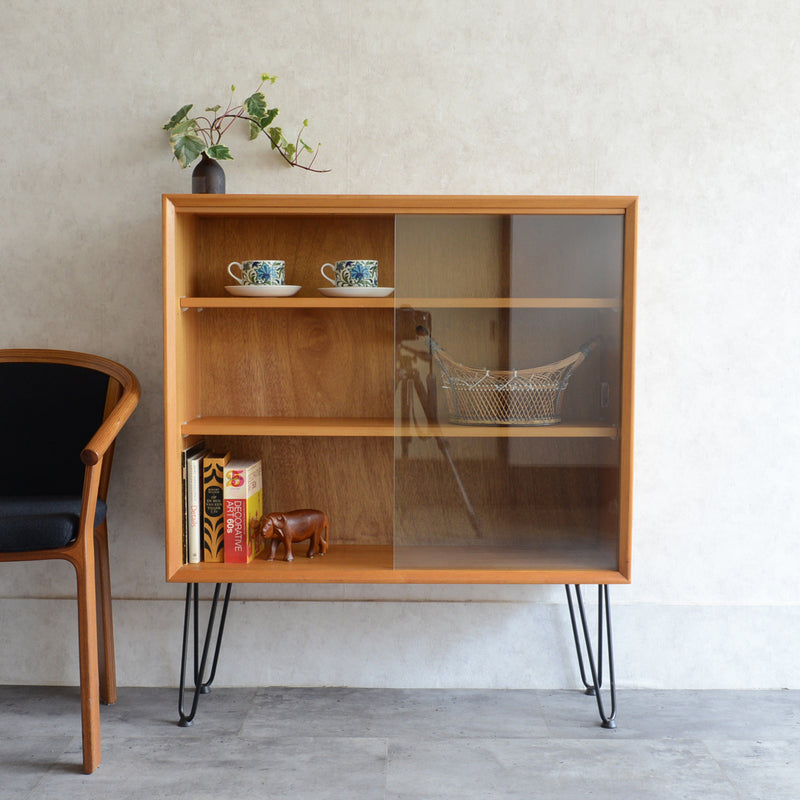 Herbert E. Gibbs（ハーバートE.ギブス） ガラスキャビネット 41 (ヘアピンレッグ）