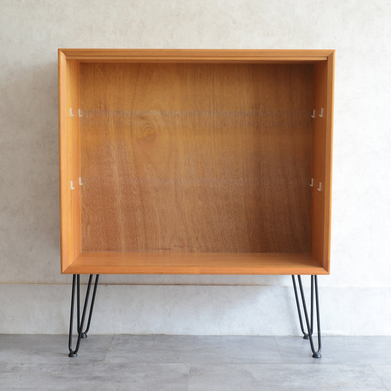 Herbert E. Gibbs（ハーバートE.ギブス） ガラスキャビネット 41 (ヘアピンレッグ）