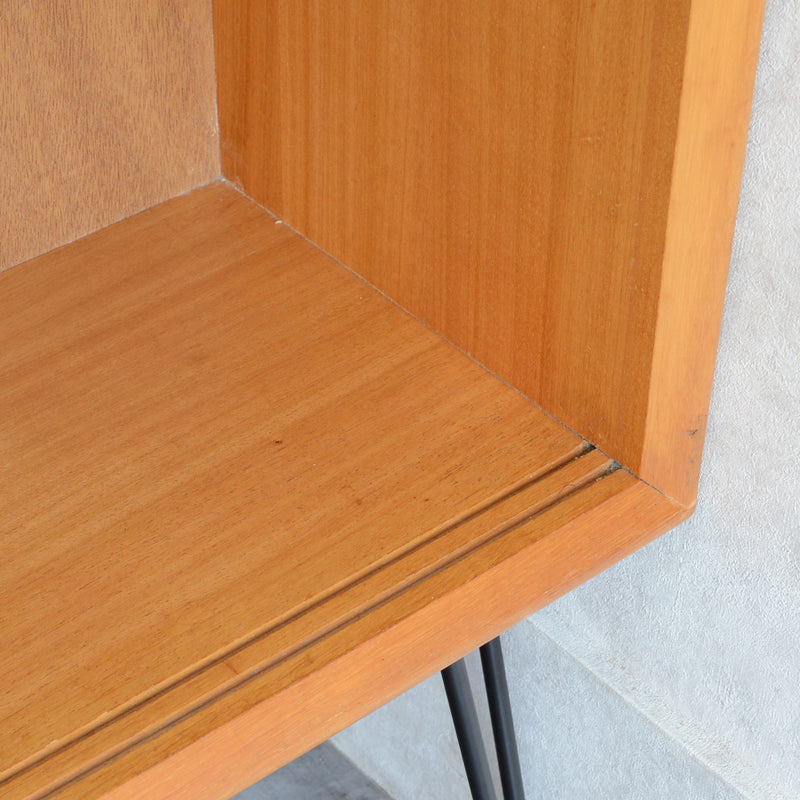 Herbert E. Gibbs（ハーバートE.ギブス） ガラスキャビネット 41 (ヘアピンレッグ）