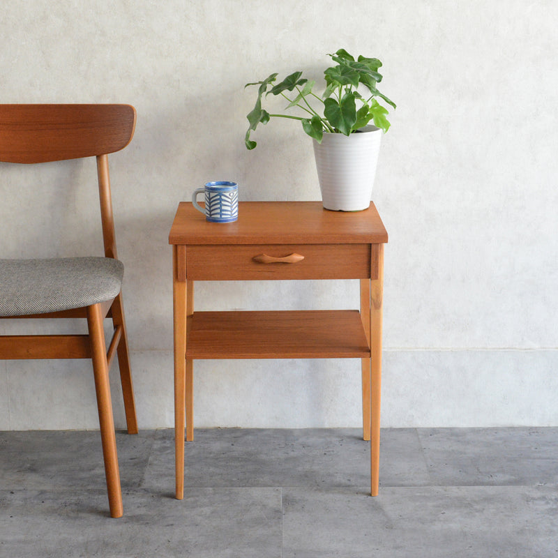 スウェーデンヴィンテージ　サイドテーブル5-72(抽斗付)