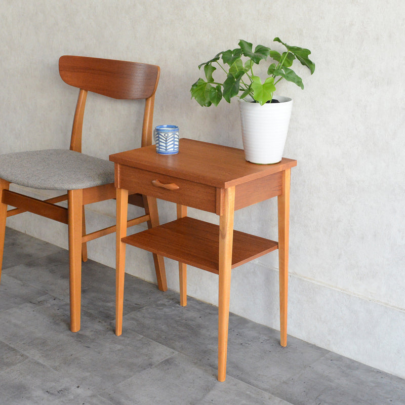 スウェーデンヴィンテージ　サイドテーブル5-72(抽斗付)