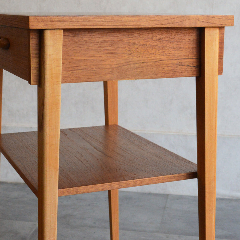 スウェーデンヴィンテージ　サイドテーブル5-72(抽斗付)