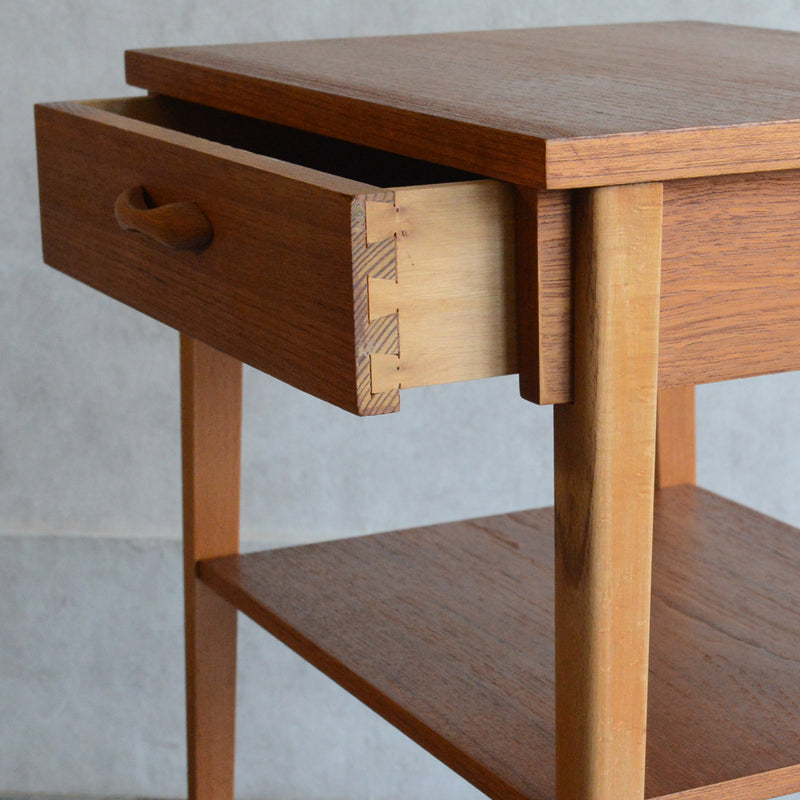 スウェーデンヴィンテージ　サイドテーブル5-72(抽斗付)