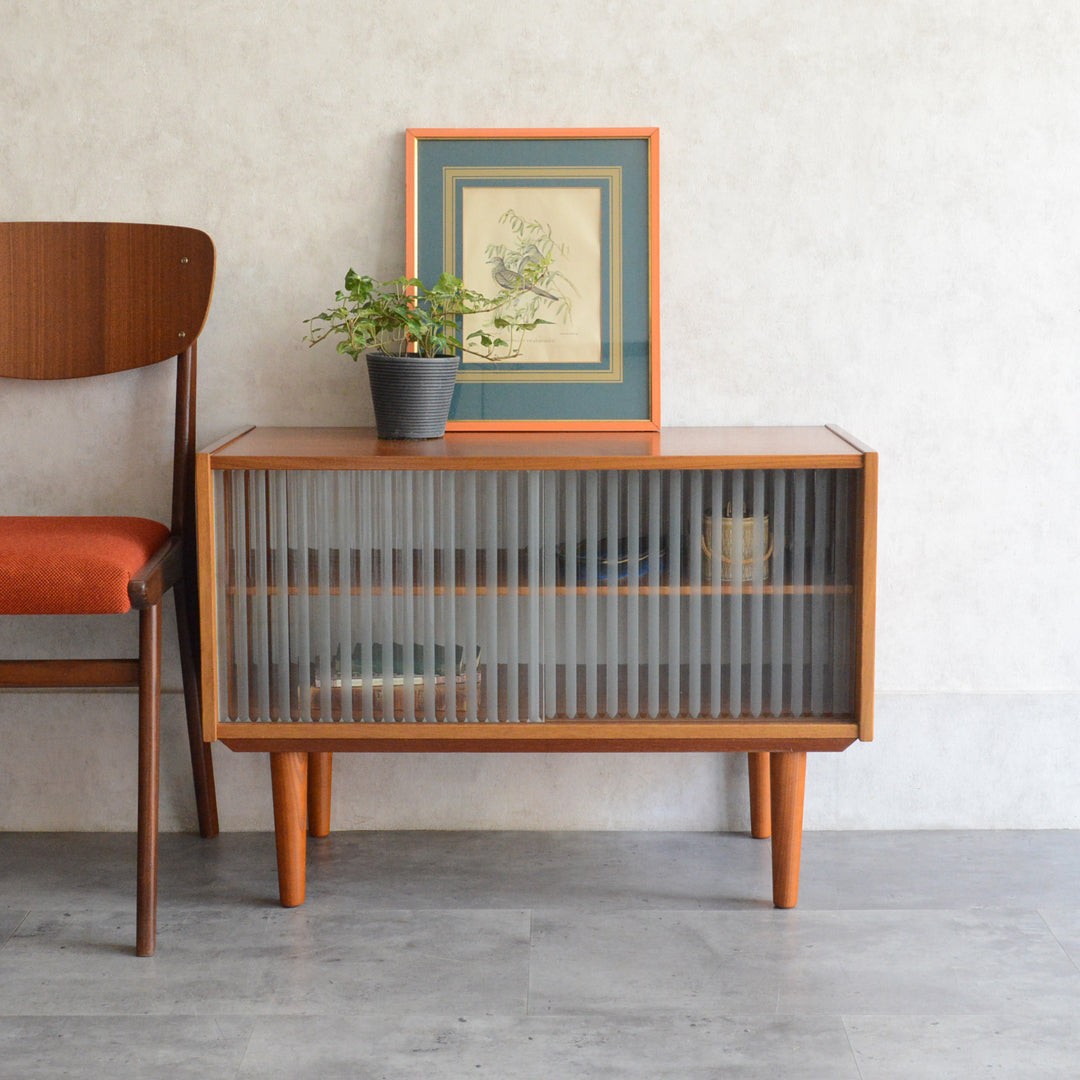 デンマークヴィンテージ　チーク キャビネット 6-78 (ストライプガラス戸付）