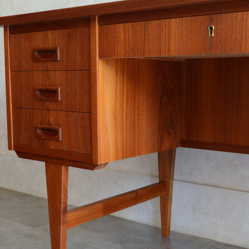 デンマークヴィンテージ チークデスク（鍵付） D-12