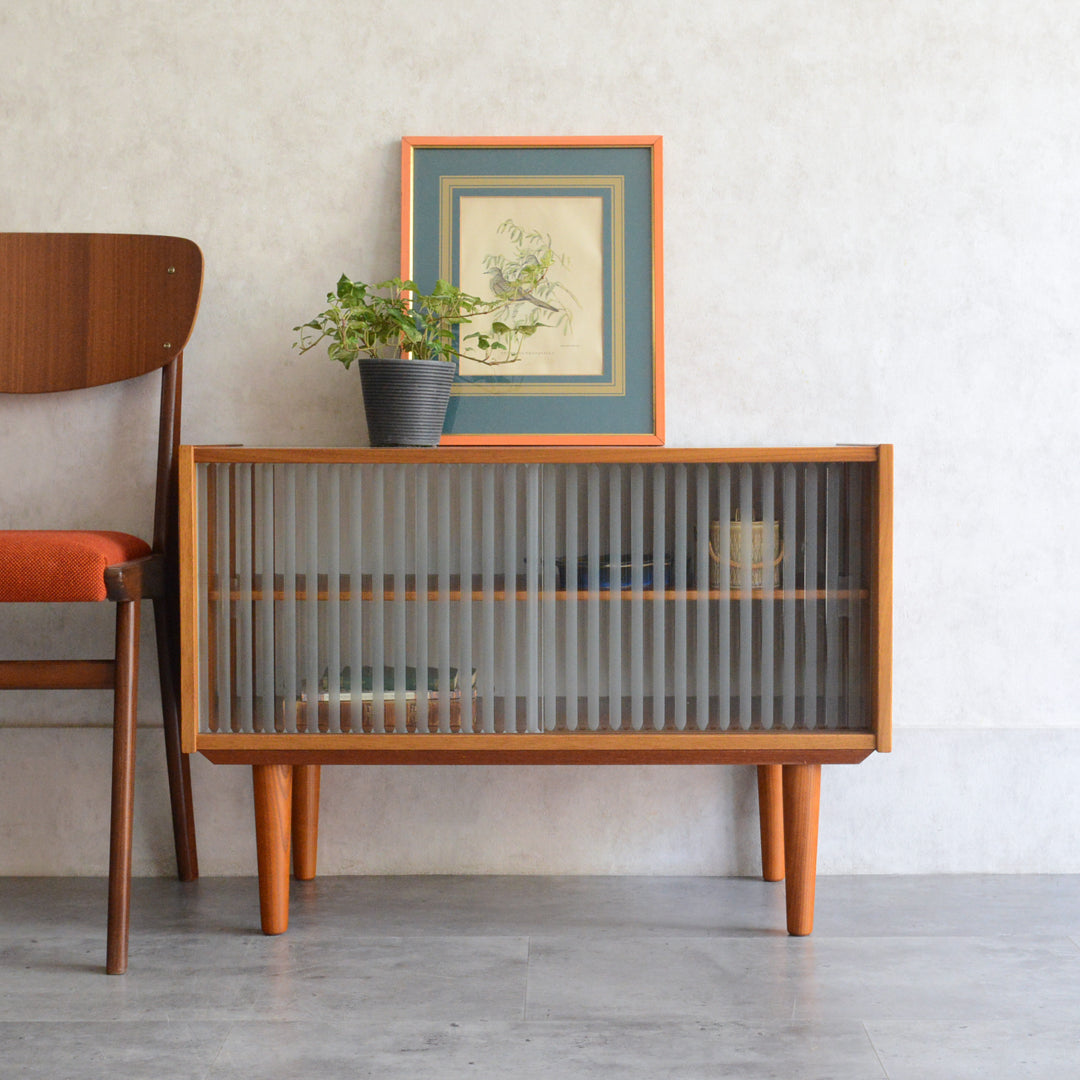 デンマークヴィンテージ　チーク キャビネット 6-78 (ストライプガラス戸付）