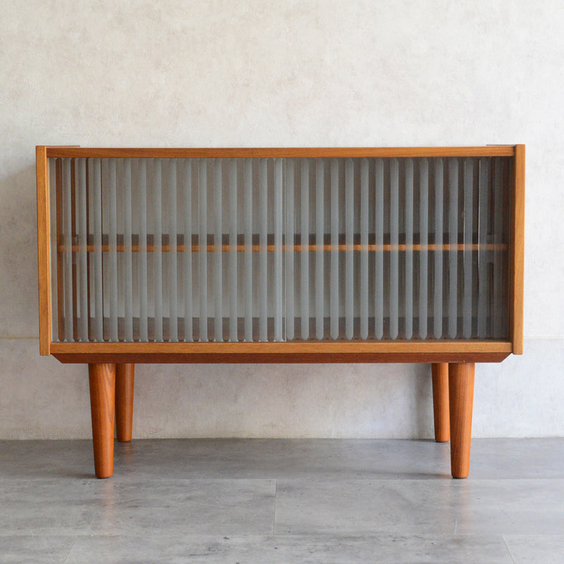 デンマークヴィンテージ　チーク キャビネット 6-78 (ストライプガラス戸付）