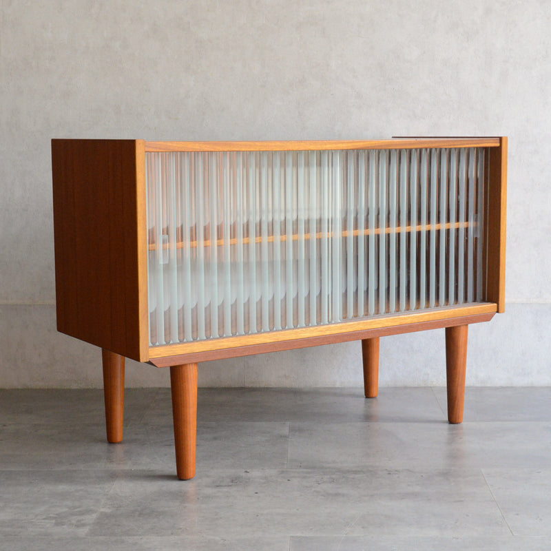 デンマークヴィンテージ　チーク キャビネット 6-78 (ストライプガラス戸付）