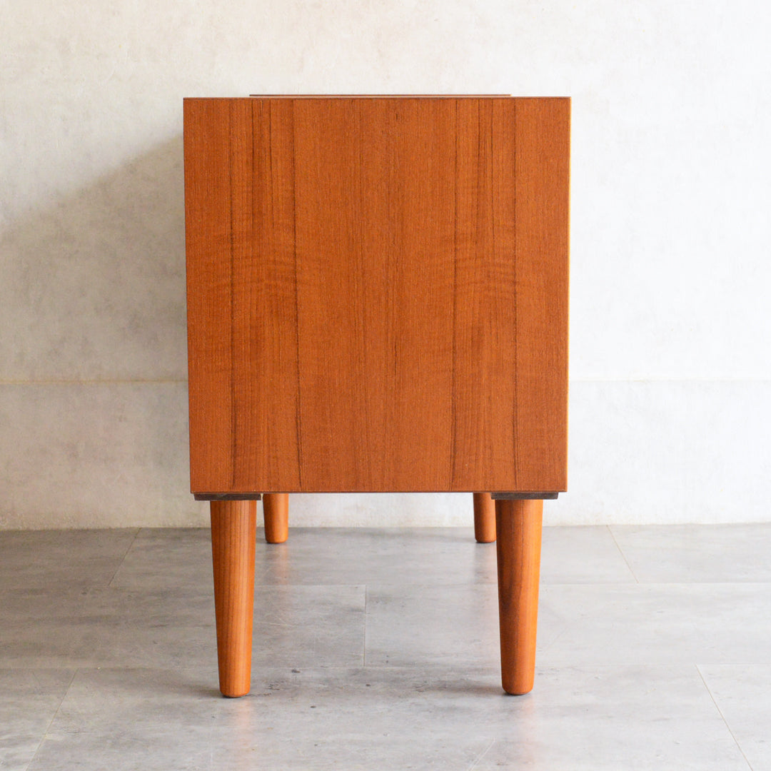 デンマークヴィンテージ　チーク キャビネット 6-78 (ストライプガラス戸付）