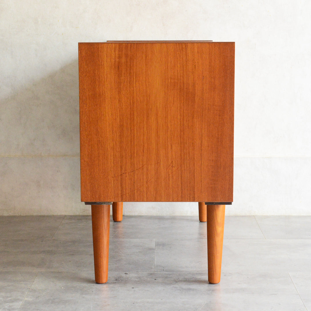 デンマークヴィンテージ　チーク キャビネット 6-78 (ストライプガラス戸付）