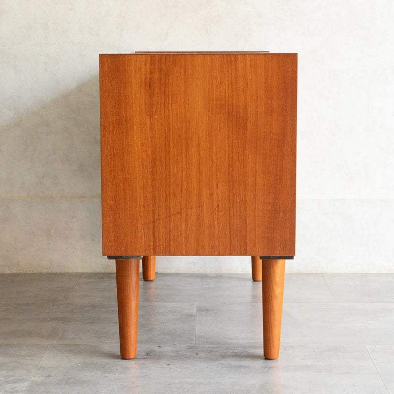 デンマークヴィンテージ　チーク キャビネット 6-78 (ストライプガラス戸付）