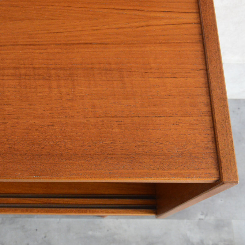 デンマークヴィンテージ　チーク キャビネット 6-78 (ストライプガラス戸付）