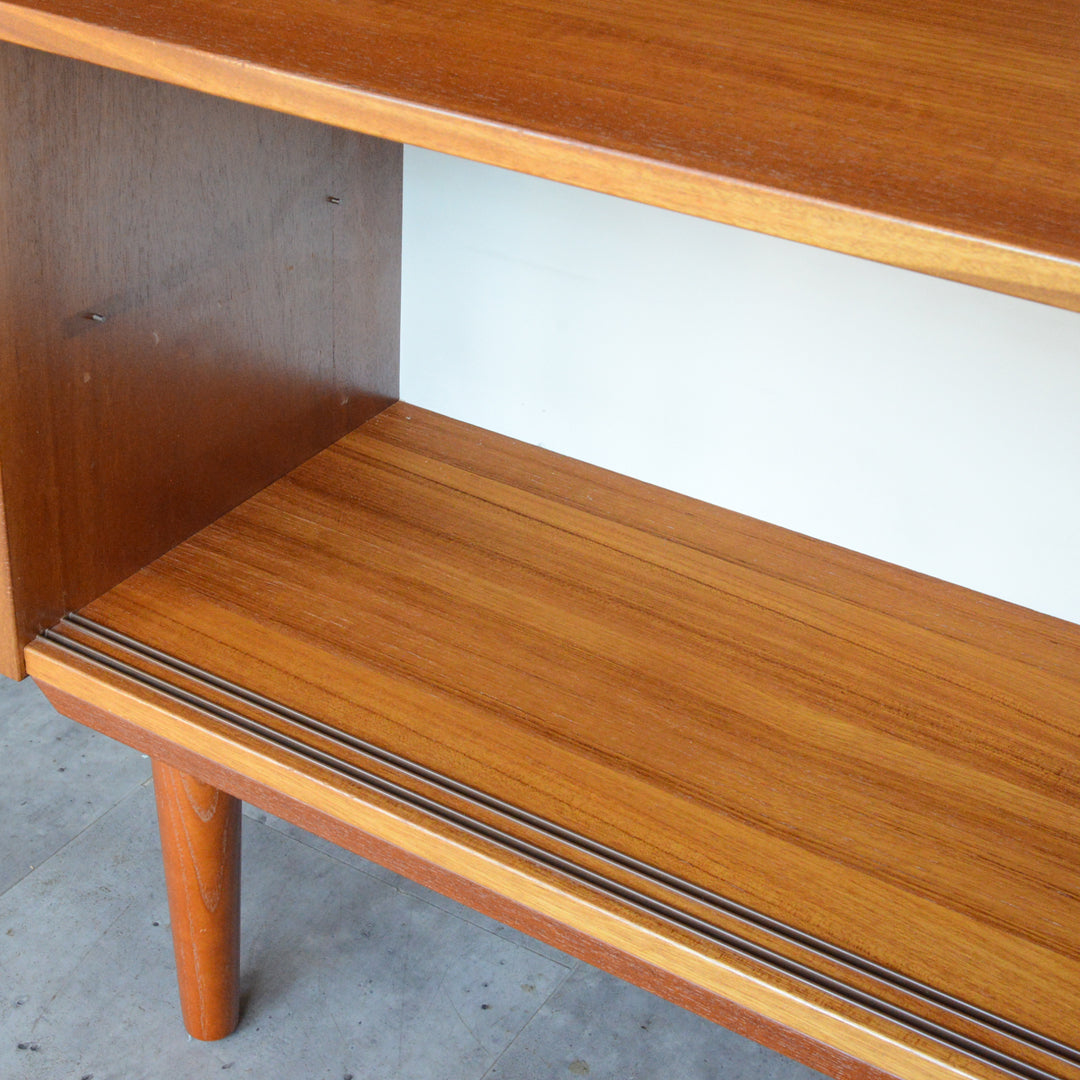 デンマークヴィンテージ　チーク キャビネット 6-78 (ストライプガラス戸付）