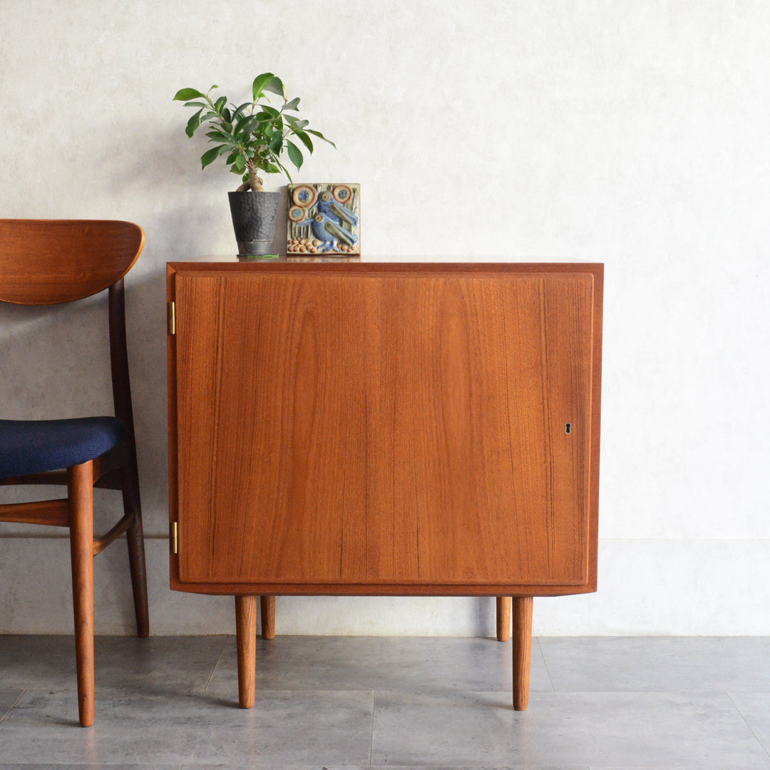 Poul Hundevad デンマークヴィンテージ　 キャビネット(鍵付）5-170