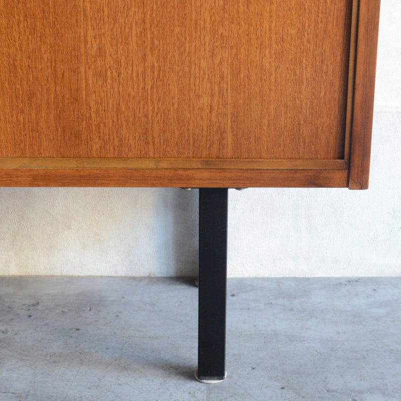 ドイツヴィンテージ　HILKER チークキャビネット(アイアンレッグ）