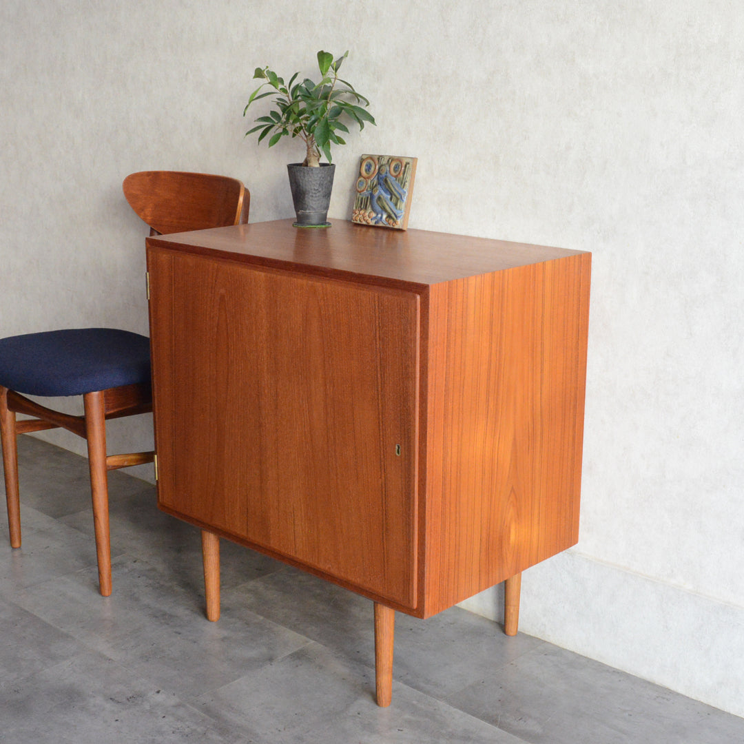 Poul Hundevad デンマークヴィンテージ　 キャビネット(鍵付）5-170