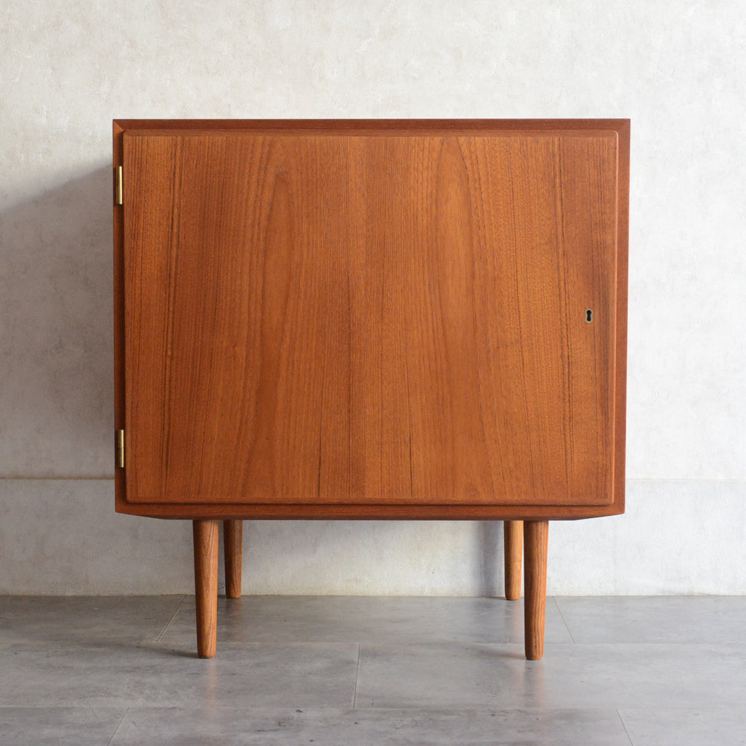 Poul Hundevad デンマークヴィンテージ　 キャビネット(鍵付）5-170