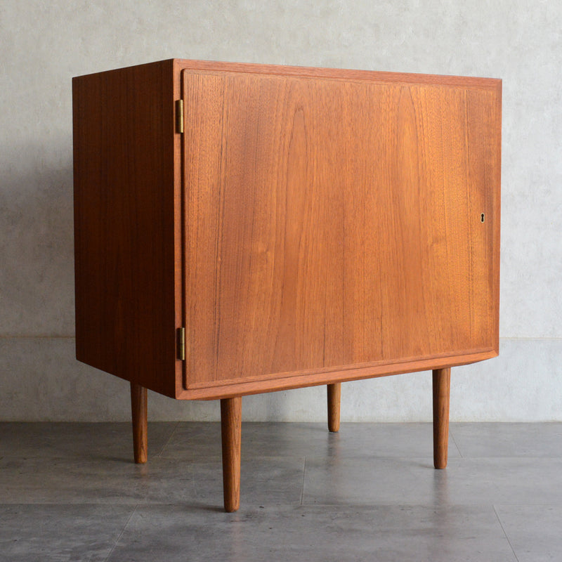 Poul Hundevad デンマークヴィンテージ　 キャビネット(鍵付）5-170