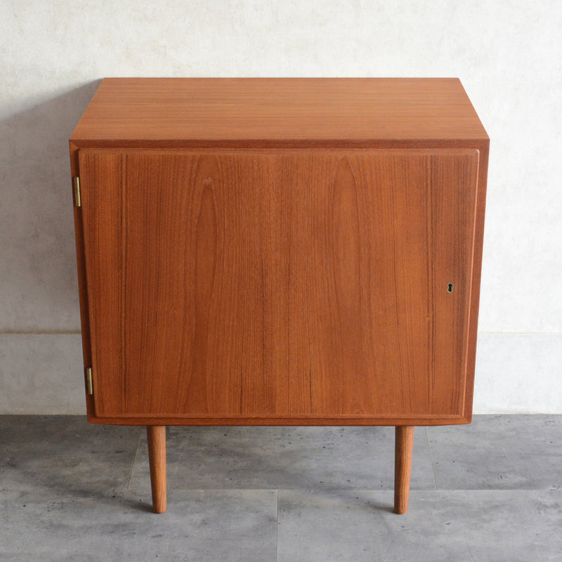 Poul Hundevad デンマークヴィンテージ　 キャビネット(鍵付）5-170