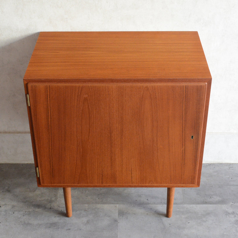 Poul Hundevad デンマークヴィンテージ　 キャビネット(鍵付）5-170