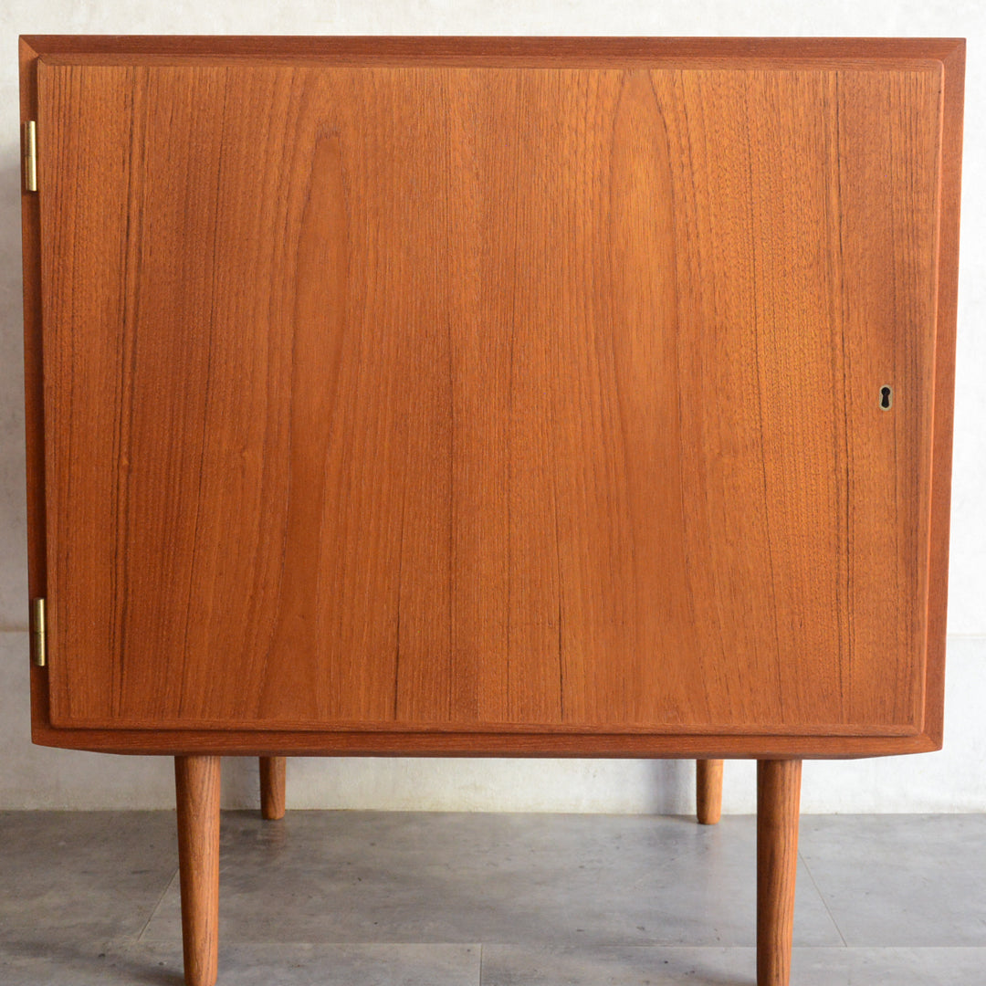 Poul Hundevad デンマークヴィンテージ　 キャビネット(鍵付）5-170