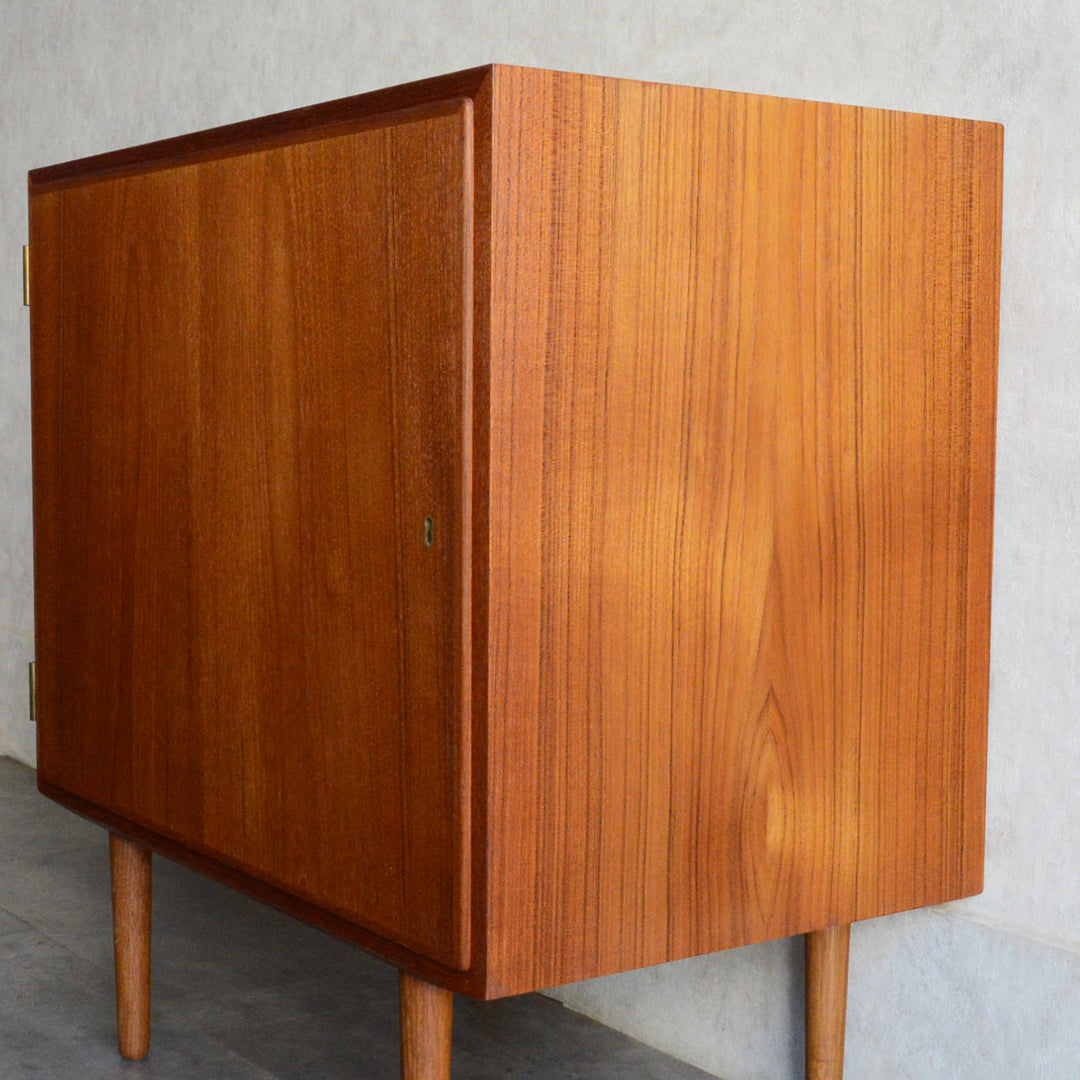 Poul Hundevad デンマークヴィンテージ　 キャビネット(鍵付）5-170