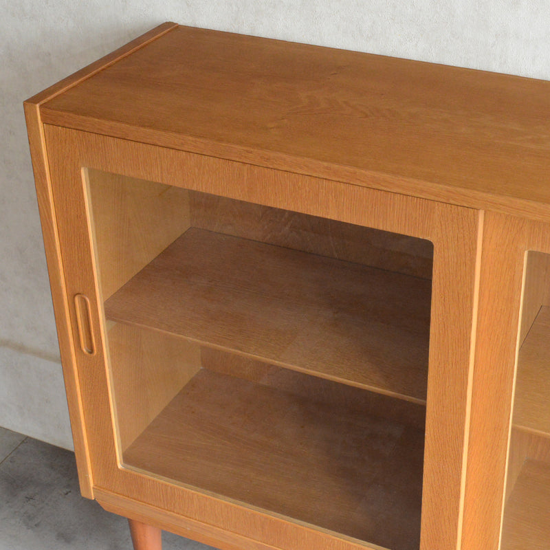 デンマークヴィンテージ Poul Hundbab オーク ガラスキャビネット 8-56