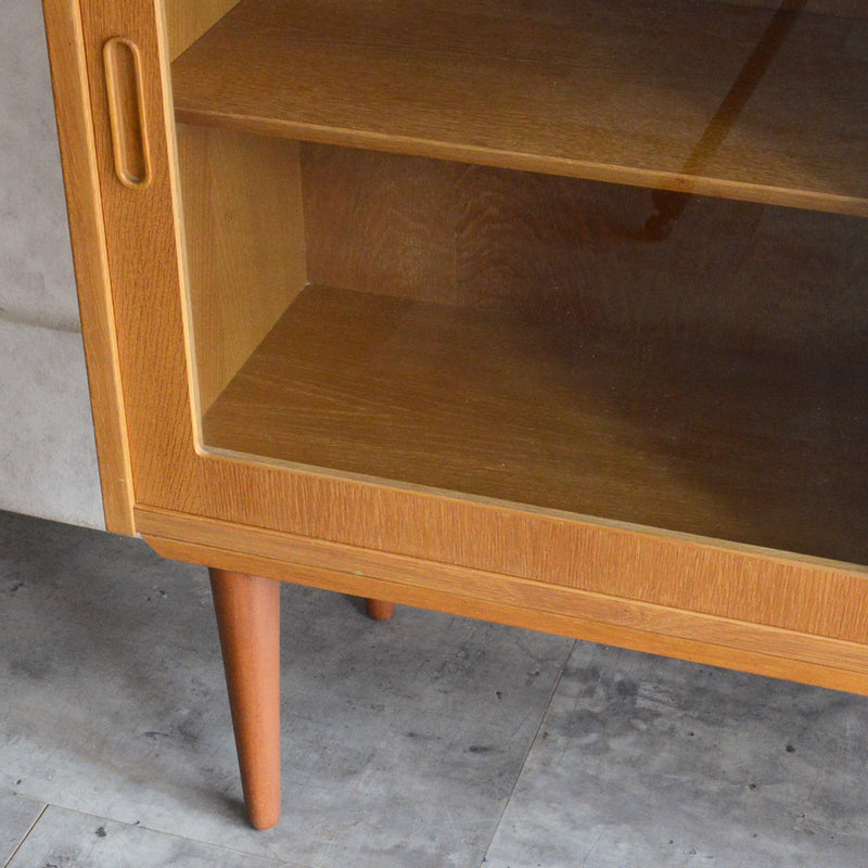 デンマークヴィンテージ Poul Hundbab オーク ガラスキャビネット 8-56