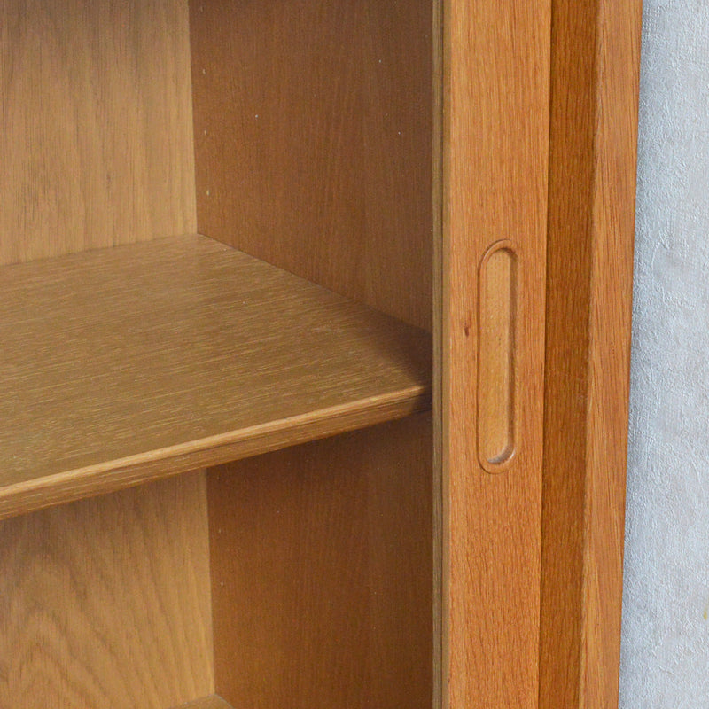 デンマークヴィンテージ Poul Hundbab オーク ガラスキャビネット 8-56