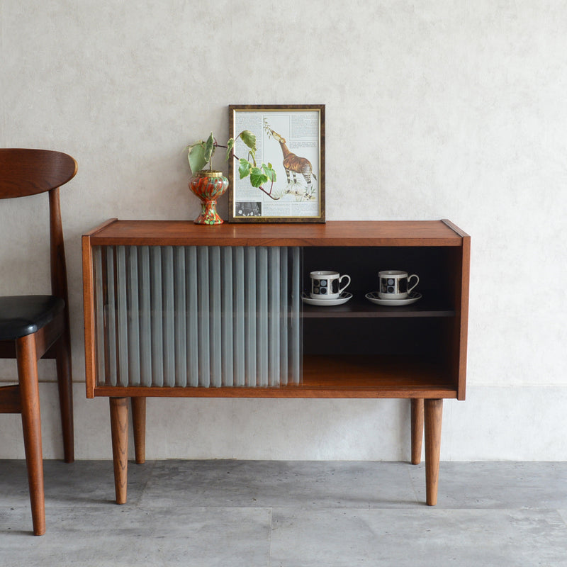 デンマーク ヴィンテージ　チーク ガラスキャビネット 5-14