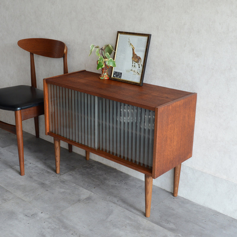 デンマーク ヴィンテージ　チーク ガラスキャビネット 5-14