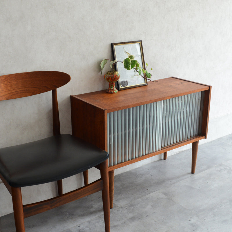 デンマーク ヴィンテージ　チーク ガラスキャビネット 5-14