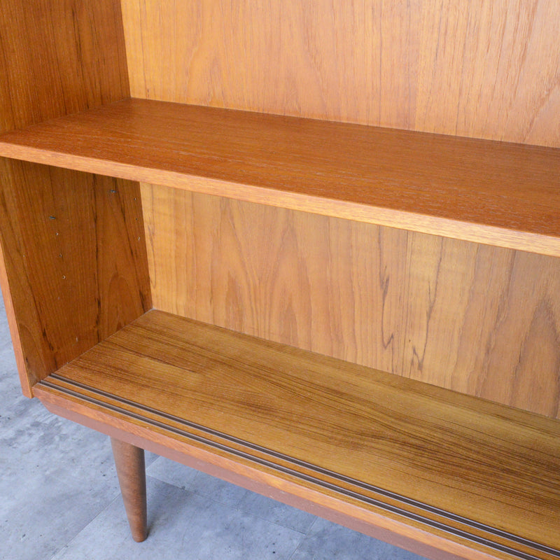 デンマーク ヴィンテージ チーク シェルフ (木扉付）5-135