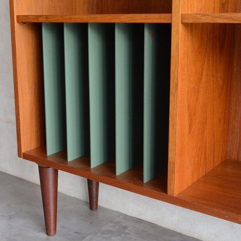 デンマークヴィンテージ　チーク3段 扉付ディスプレイシェルフ8-55