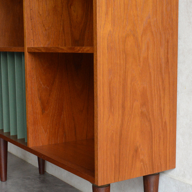 デンマークヴィンテージ　チーク3段 扉付ディスプレイシェルフ8-55