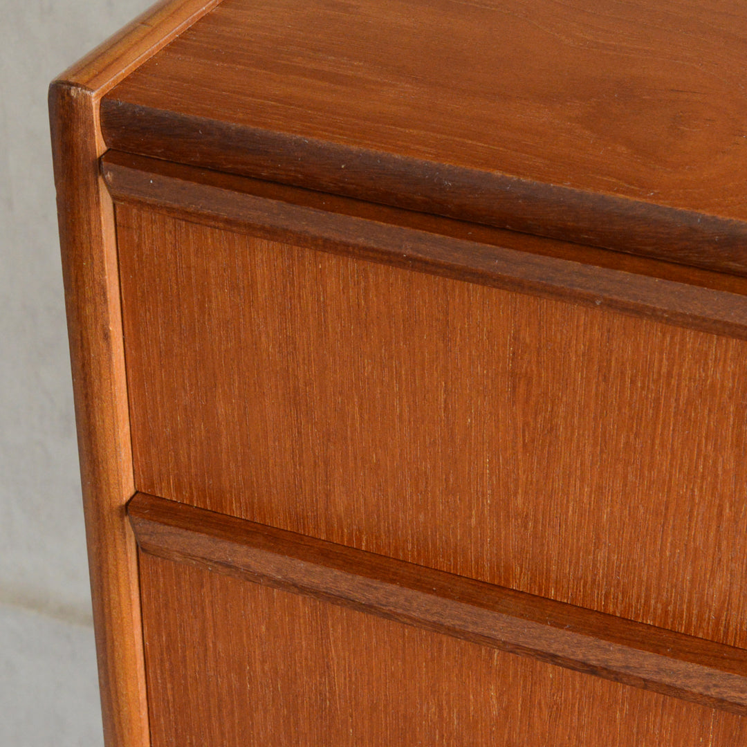 デンマーク ヴィンテージ  チーク４段チェスト 8-45