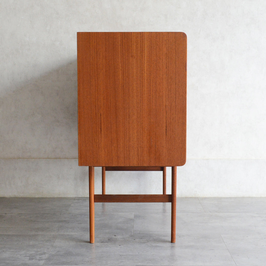 デンマーク ヴィンテージ  チーク キャビネット 5-178