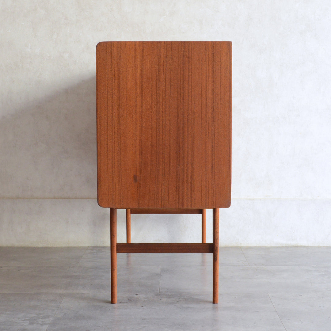 デンマーク ヴィンテージ  チーク キャビネット 5-178