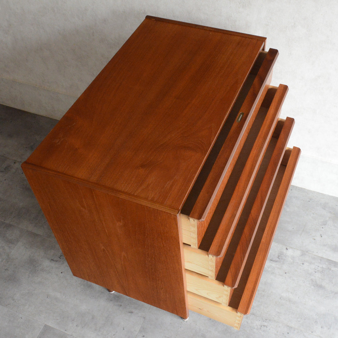 デンマーク ヴィンテージ  チーク４段チェスト 8-45