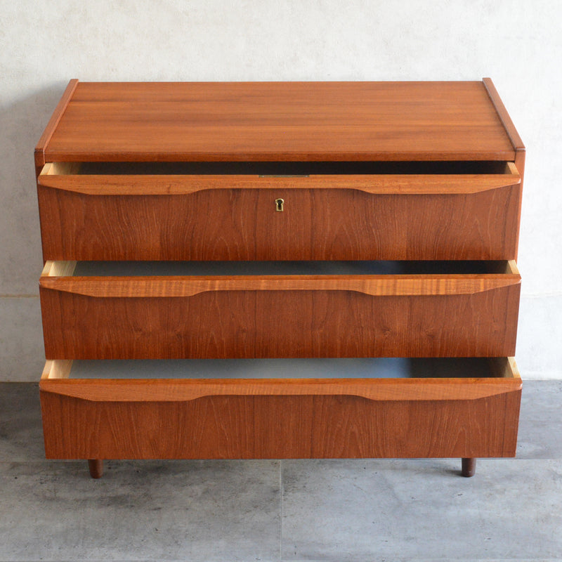 デンマーク ヴィンテージ  チーク３段チェスト 鍵付　6-17