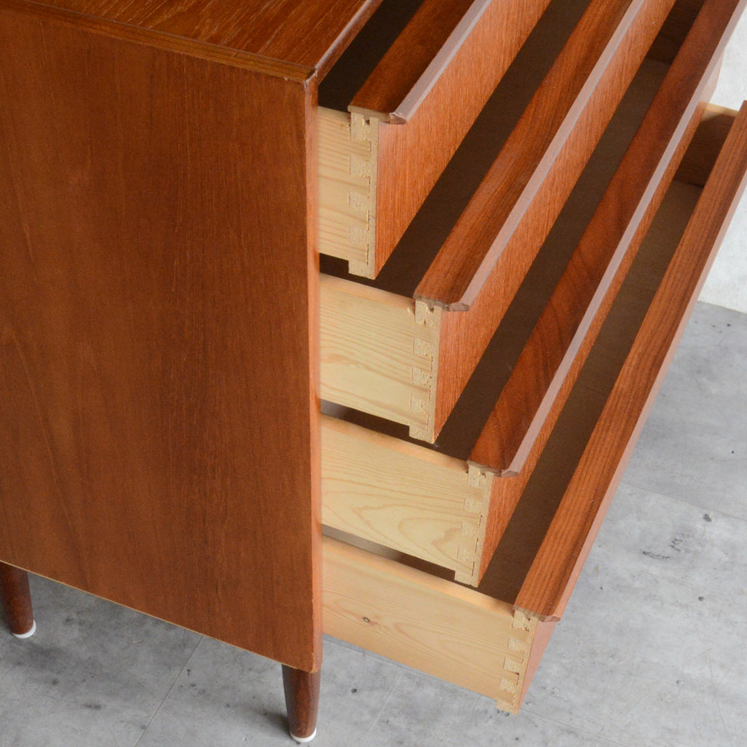 デンマーク ヴィンテージ  チーク４段チェスト 8-45