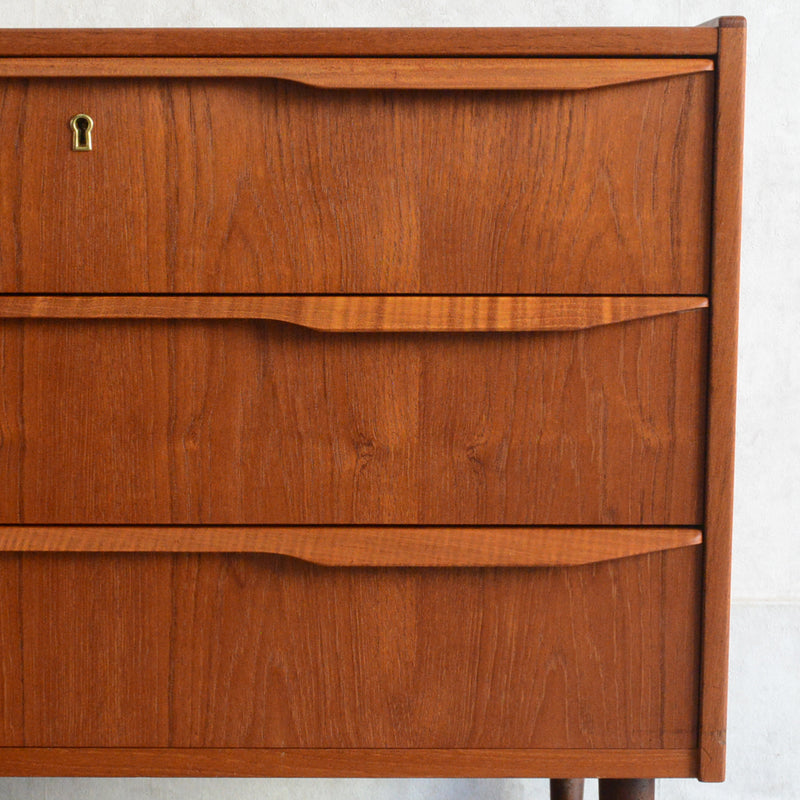 デンマーク ヴィンテージ  チーク３段チェスト 鍵付　6-17