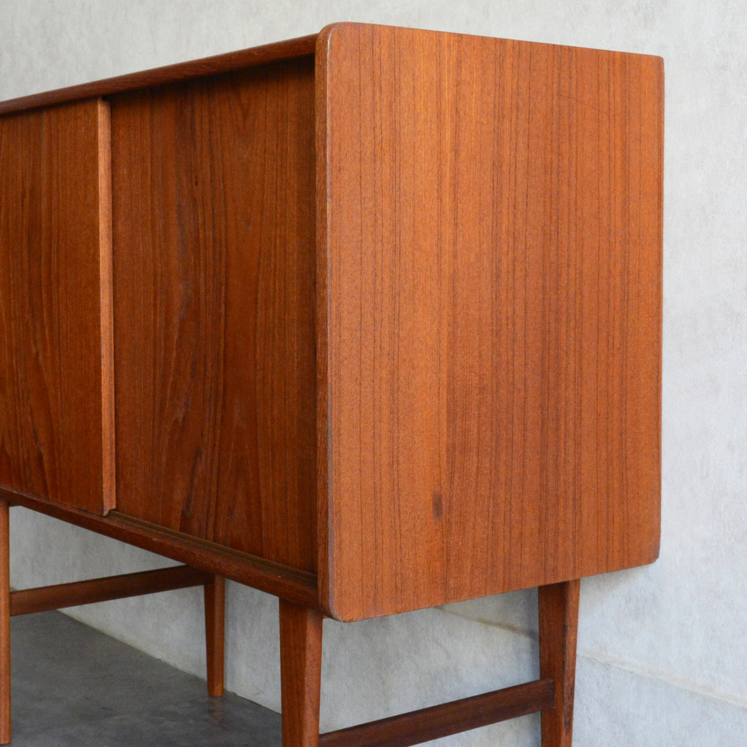 デンマーク ヴィンテージ  チーク キャビネット 5-178
