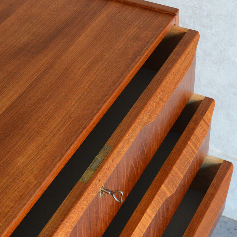 デンマーク ヴィンテージ  チーク３段チェスト 鍵付　6-17