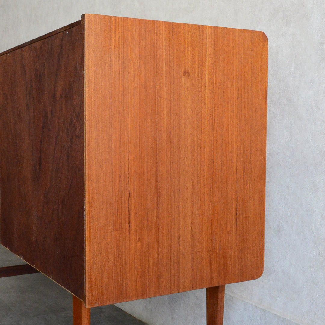 デンマーク ヴィンテージ  チーク キャビネット 5-178