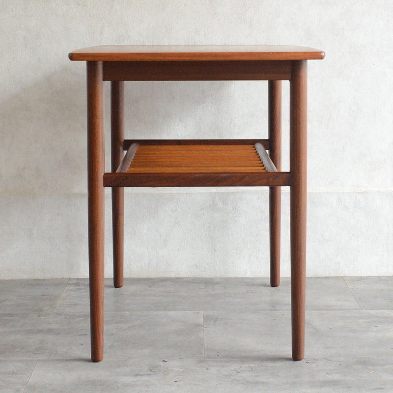 デンマークヴィンテージ　チーク サイドテーブル(ラダー棚付き）D-３