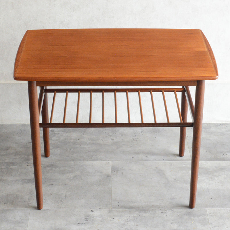 デンマークヴィンテージ　チーク サイドテーブル(ラダー棚付き）D-３